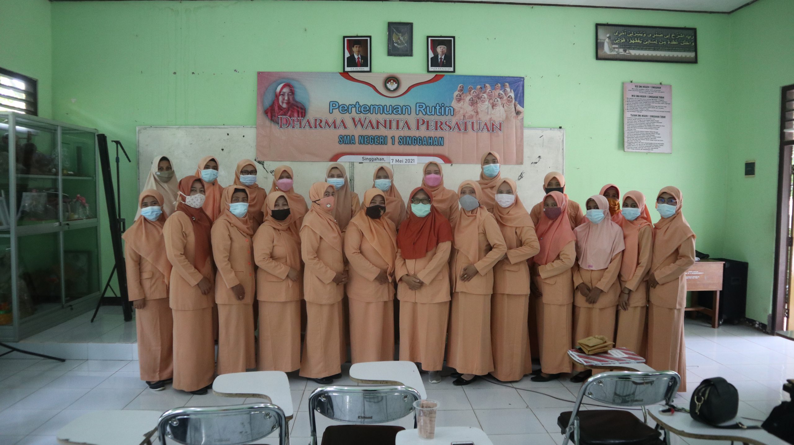 Foto bersama ketua dan anggota Dharma Wanita Persatuan SMA Negeri 1 Singgahan